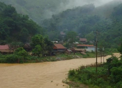 Hai mẹ con bị lũ cuốn mất tích