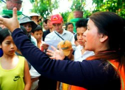 Hàng trăm người dân "dàn trận" ngăn cản nạo vét luồng cảng