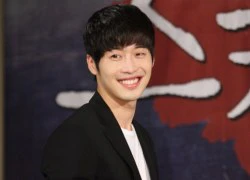 "Hoàng tử nụ cười" Kim Jae Won rạng rỡ ngày trở lại