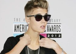 Justin Bieber giữ thẻ nhớ máy ảnh của paparazzi