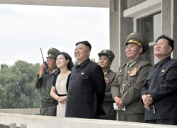 Kim Jong-un và vợ úy lạo phi công