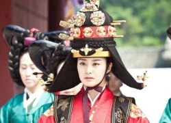 Kim Tae Hee đẹp rực rỡ trong lễ sắc phong Hoàng hậu