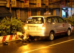 Lao vào đuôi taxi, một thanh niên nguy kịch