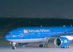 Máy bay Vietnam Airlines xì khói khi hạ cánh xuống Tân Sơn Nhất