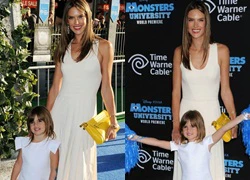 Mẹ con Alessandra Ambrosio cùng diện đồ trắng