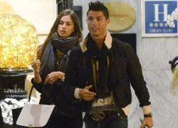 Messi trước vòng lao lý, Ronaldo hú hý cùng bồ