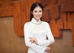 Ngọc Hân duyên dáng với áo dài trắng truyền thống