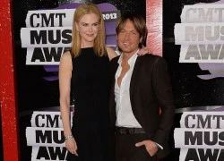 Nicole Kidman e thẹn như gái mới lớn trên thảm đỏ CMT Awards