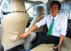 Nữ tài xế taxi bị cướp tài sản, đẩy khỏi xe