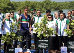 Ronaldo đen cháy sang Indonesia&#8230; trồng rừng