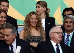 Shakira tươi rói trên khán đài cổ vũ Pique