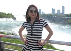 Thanh Thảo 'làm mẫu' bên thác Niagara