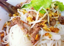 Thưởng thức bún bò Nam Bộ cổng trường Việt Đức