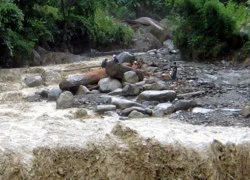 Tìm thấy thi thể hai mẹ con bị lũ cuốn