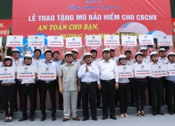 Tổng công ty May 10 trao tặng mũ bảo hiểm cho cán bộ công nhân viên