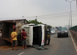 Tránh "ma men" ngủ trên đường, xe ben tông xe du lịch, lật ngửa