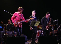 Tùng Dương hát cùng ban nhạc jazz Unit Asia