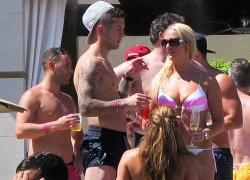 Wilshere và Simpson rủ nhau tới Las Vegas "du hí"