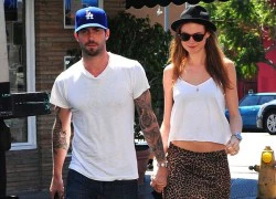 Adam Levine báo tin đính hôn cho tình cũ chỉ bằng tin nhắn