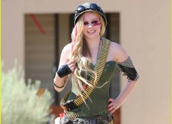 Avril Lavigne 'chất lừ' trong MV Rock N Roll