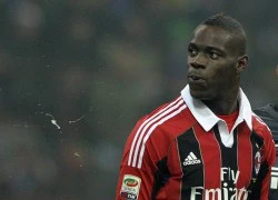 Balotelli chơi ngông mang... cá mập tới sân tập