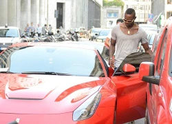 Balotelli mua đồ hiệu bằng chiếc siêu xe Ferrari