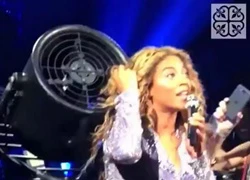 Beyoncé đang biểu diễn thì bị kẹt tóc vào cánh quạt