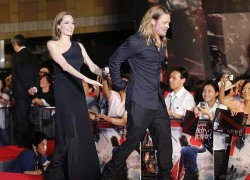 Brad Pitt và Angelina Jolie nắm tay tình cảm trên thảm đỏ