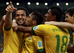 Brazil vô địch Confed Cup, Neymar quỳ gối, hôn đồng đội