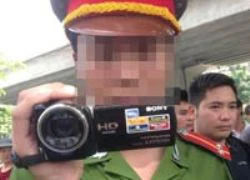 CA dí camera sát mặt phóng viên để ghi hình