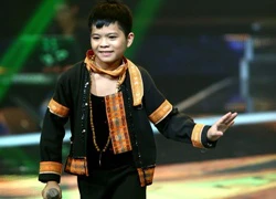 Cậu bé hát 'Chiếc khăn Piêu' cứu The Voice Kids thoát cơn buồn ngủ