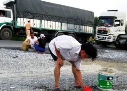 Container "ăn vạ" giữa đường, dân ào ra "hôi" xăng