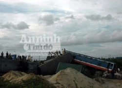 Container lao đầu vào tàu hỏa, hất tung 3 toa tàu khỏi đường ray