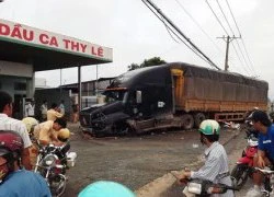 Container văng 2 bánh, lao vào cây xăng