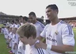 Cris Ronaldo bất ngờ "mát-xa" cho cậu bé tháp tùng