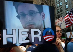 Cưới điệp viên đẹp nhất hành tinh giúp Snowden an phận trên đất Nga