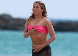 Diện bikini, Shakira lộ &#8220;màn hình phẳng&#8221;