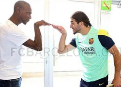 Eric Abidal trở lại Barca thăm đồng đội