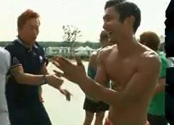 Fan 'phát cuồng' vì Siwon cởi áo khoe body