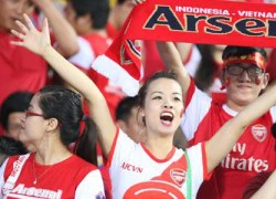 Fan sân Mỹ Đình chào Arsenal bằng pháo sáng