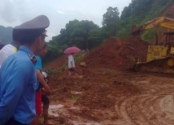 Hà Giang: Sạt lở đất đá gây ách tắc hàng chục km đường