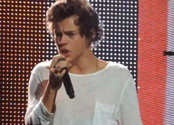 Harry Styles nôn ọe ngay trên sân khấu