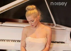 Helen Flanagan tung clip vừa hát vừa... khoe ngực