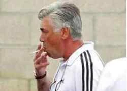 HLV Ancelotti bị bắt gặp hút thuốc lá