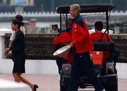 HLV Wenger bất ngờ vì món quà Việt Nam