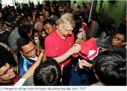 HLV Wenger toát mồ hôi vì fan cuồng Indonesia