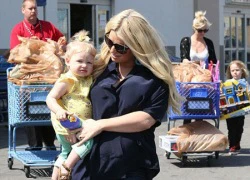 Jessica Simpson sinh con trai