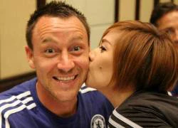 John Terry tròn mắt khi được fan nữ Thái Lan âu yếm