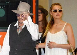 Johnny Depp công khai bạn gái với các fan Nhật