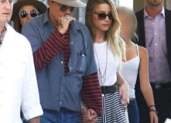 Johnny Depp nắm chặt tay tình mới trước mặt các con